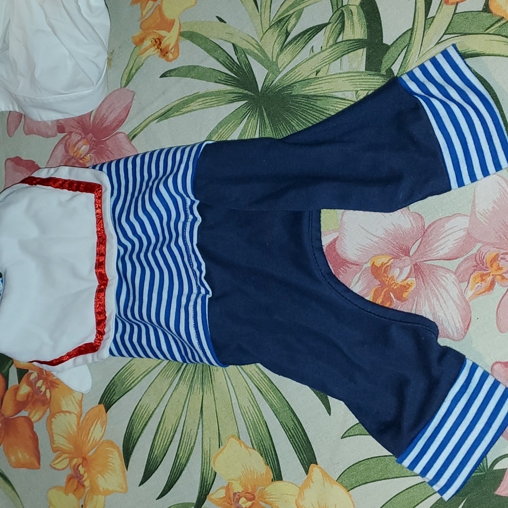 Dog sailor outfit.  Unsure of size and I would guess it fits as a small.  No tag